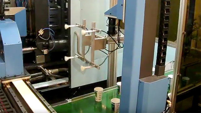 Производство пластиковых стаканов на термопластавтомате и съем их роботом